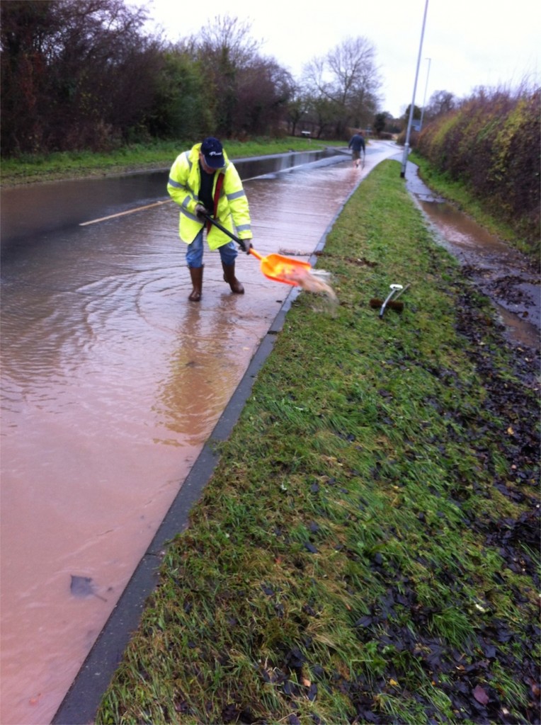 25/11/2012 Concerned residents clearing blocked drains on Halam Road by Ben Huson
